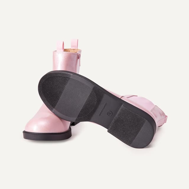 Detalle 2 de Amazon Essentials Girls’ Chelsea Ankle Boots with Foam-Padded Insole