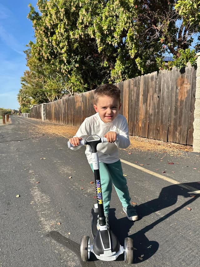 Detalle de Nattork Kids Scooter for Age 3-8 (4 Adjustable Height, Light-Up 3-Wheel, 120 lb Capacity)