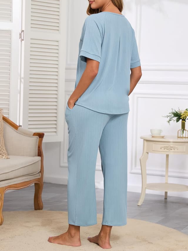 Detalle de Famulily women’s lounge wear set: V-neck short sleeve top & wide-leg trousers with pockets