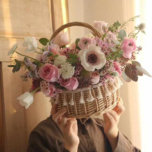 Detalle 2 de 2er-Set Weiden-Blumenkörbchen für Hochzeit mit Henkel (Vintage-Stil)