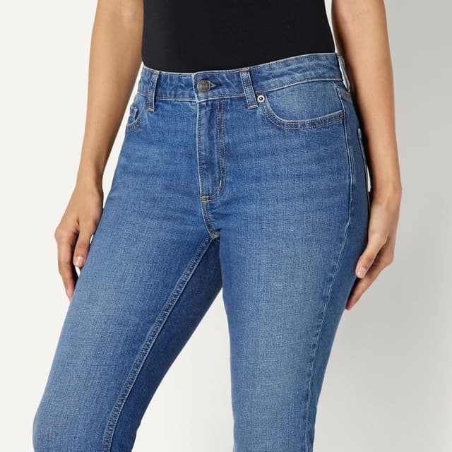 Detalle de Amazon Essentials Damen Slim-Fit Capri-Jeans mit mittlerem Stretchanteil und mittelhohem Bund