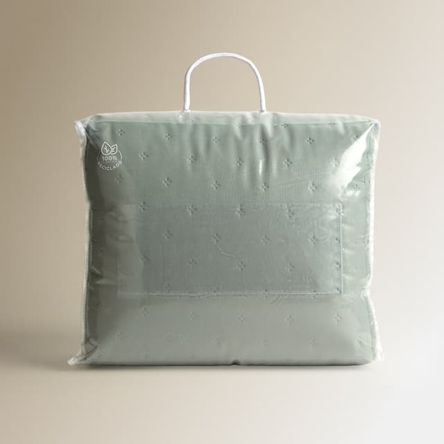 Detalle de Basics El Corte Inglés Edredón reversible Ona Basics con funda de cojín