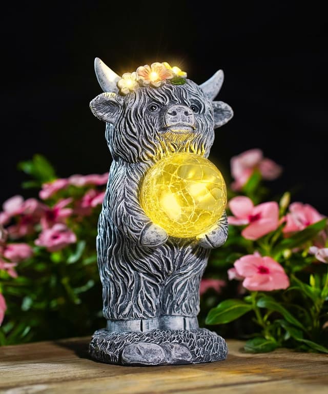 Detalle de Yeomoo Highland Cow Gartenfigur mit Solar-Lampen und Glasball – wetterfeste Deko für Balkon, Terrasse & drinnen