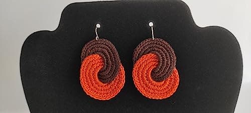 Detalle 2 de Pendientes tejidos a ganchillo NORDESTINA “Ana” (naranja y marrón) con gancho de plata de ley 925