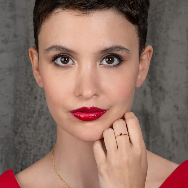 Detalle de Bague fine réglable namana pour femme avec pierre carrée en zirconia couleur fuchsia