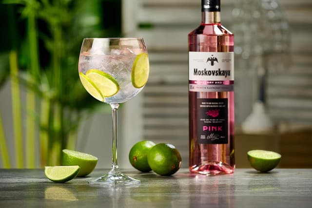 Detalle 2 de Moskovskaya Pink Vodka 70cl, 38%, Sabor frambuesa y lima 🍸