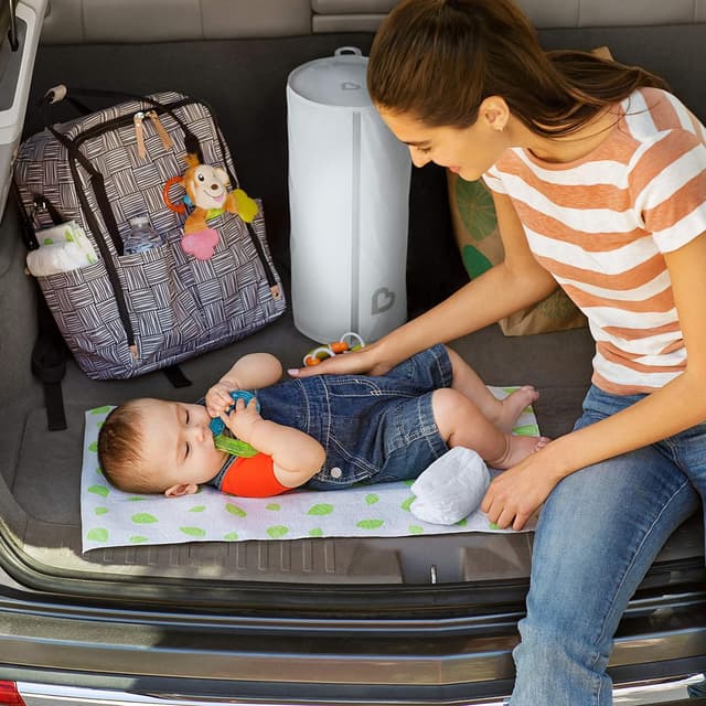 Detalle 2 de Munchkin Toss™ secchio portatile per pannolini usa e getta, confezione da 3 (fino a 90 pannolini)