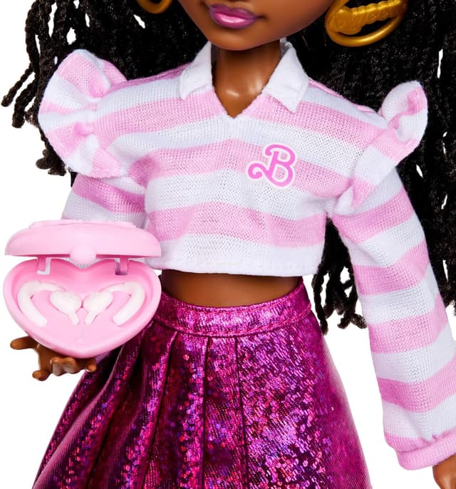 Detalle 2 de Barbie Dream Besties Brooklyn (snodata) con capelli castani intrecciati, outfit rosa e accessori per la danza