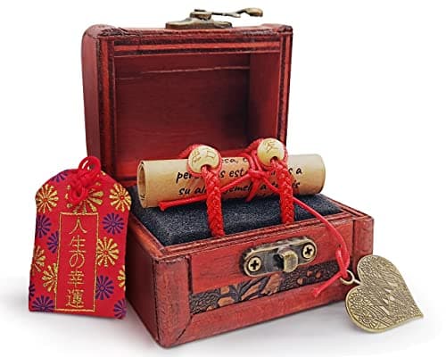 Detalle de AMOR CON PALABRAS Pulseras La Leyenda del Hilo Rojo del Destino con cofre, amuleto Omamori y símbolo de amor