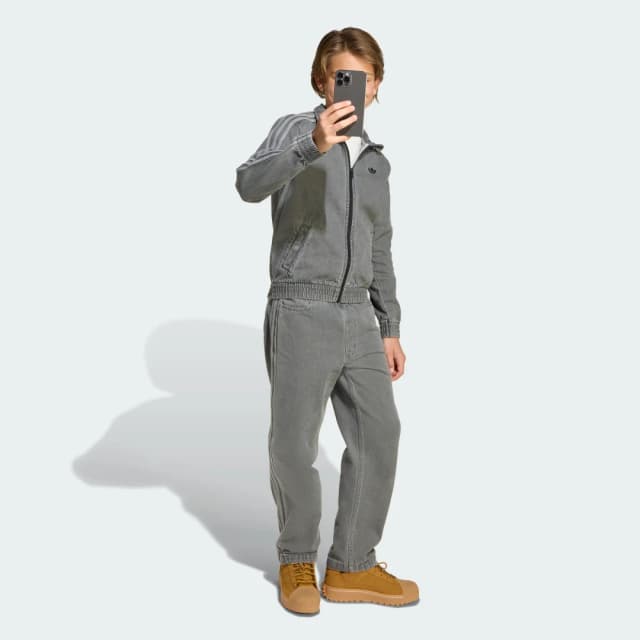 Detalle de Chaqueta de tejido denim Firebird de adidas en color gris