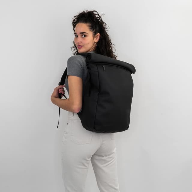 Detalle 2 de Johnny Urban Henry Rolltop-Rucksack (15L) für Damen & Herren – wasserabweisend, Laptopfach bis 15,6 Zoll