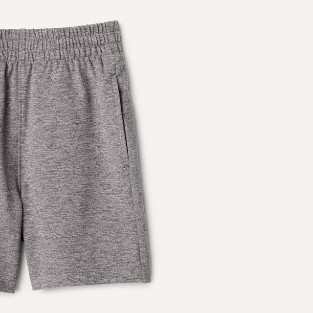 Detalle 2 de Amazon Essentials Boys’ Athletic Regular Fit Active Casual Shorts with Pockets (Soft Performance) — Two-Pack