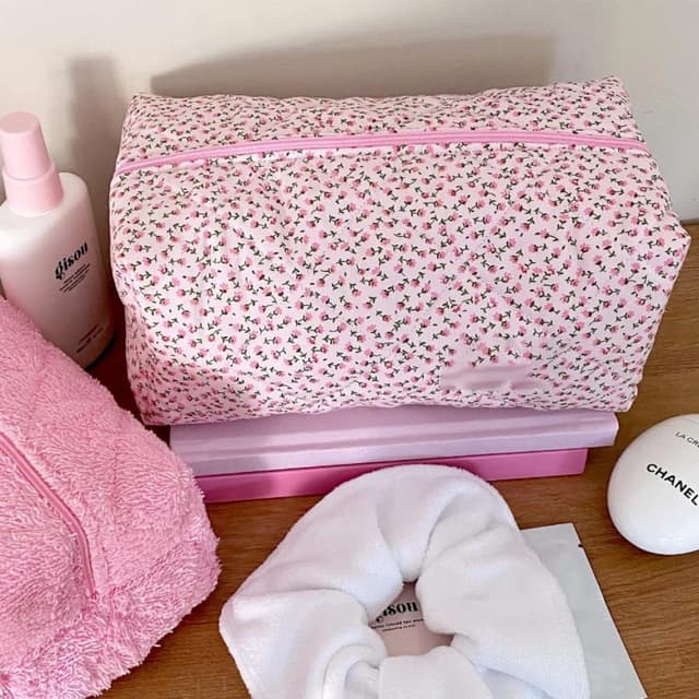 Detalle 2 de Aucuu Borsa da toilette da viaggio trapuntata floreale: beauty case in cotone con zip