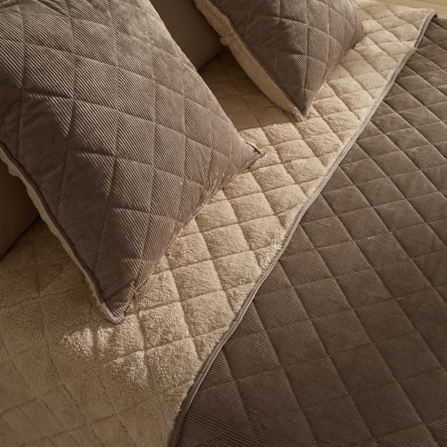 Detalle 2 de Basics El Corte Inglés edredón reversible con funda de cojín en pana