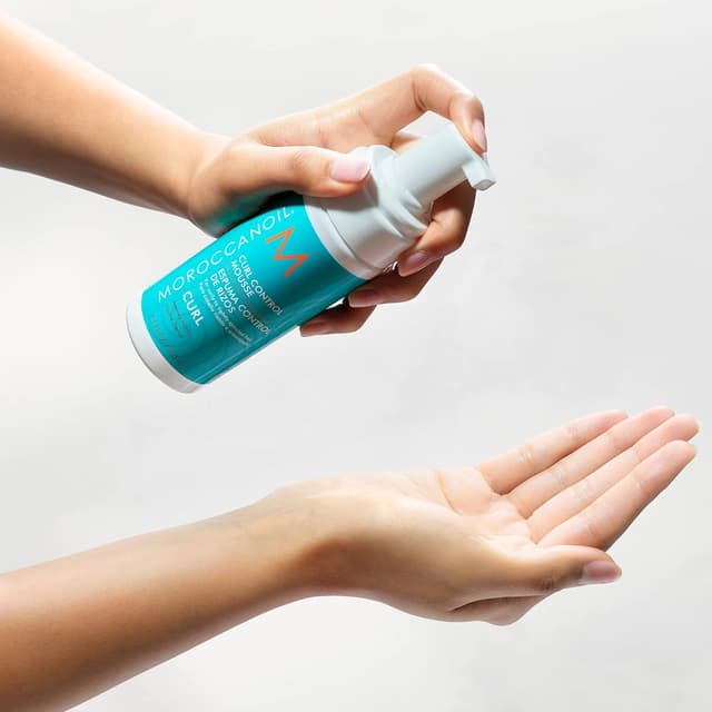 Detalle 2 de Moroccanoil Mousse Modella Ricci leggera per ricci definiti e anti-crespo, 150 ml