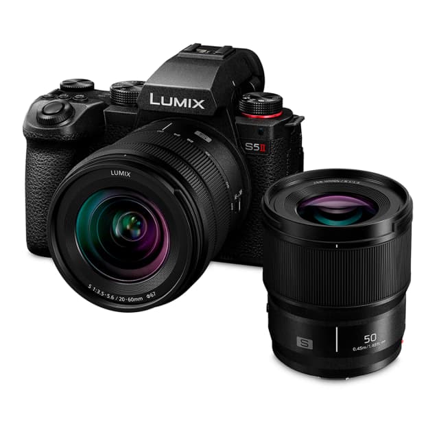 Detalle de Panasonic LUMIX S5M2 con objetivo S-R2060 F/3.5-5.6 y S-S50 F/1.8