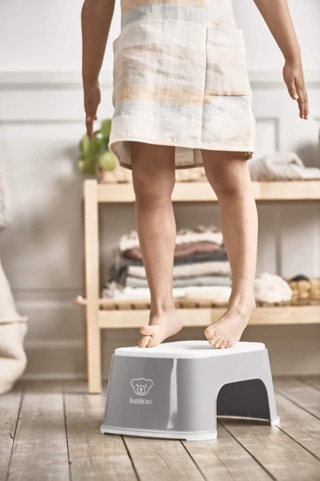 Detalle 2 de BabyBjörn Tritthocker Grau/Weiß – stabiler Auftritt für kleine Helfer