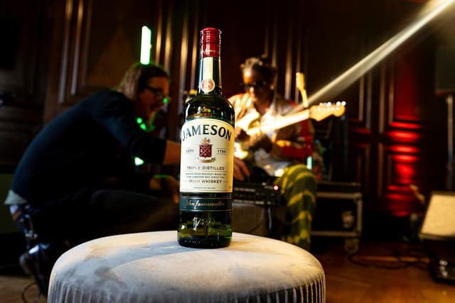 Detalle 2 de Jameson Original Whiskey Irland茅s 1L 馃