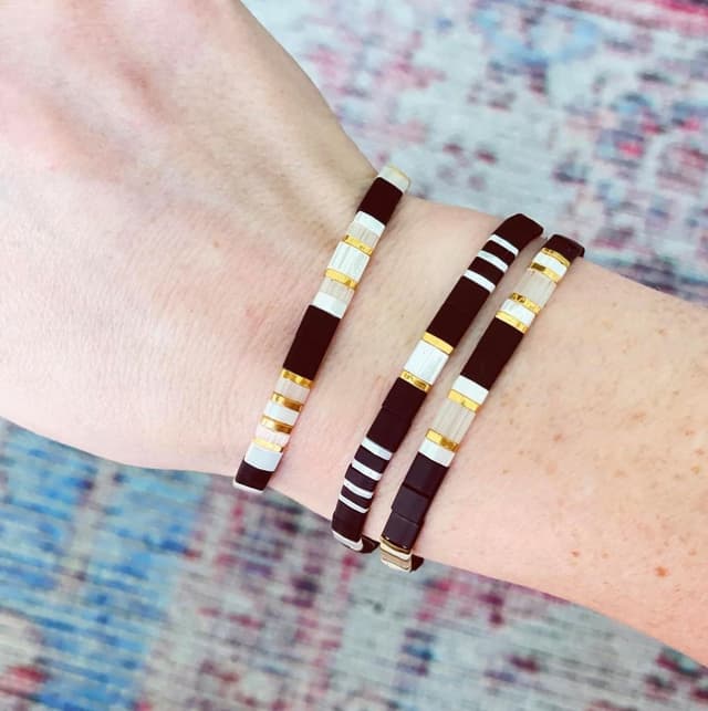 Detalle 2 de KELITCH Tila-Perlen Armband mit Zartem Elastic Slip-Knoten – handgewebt