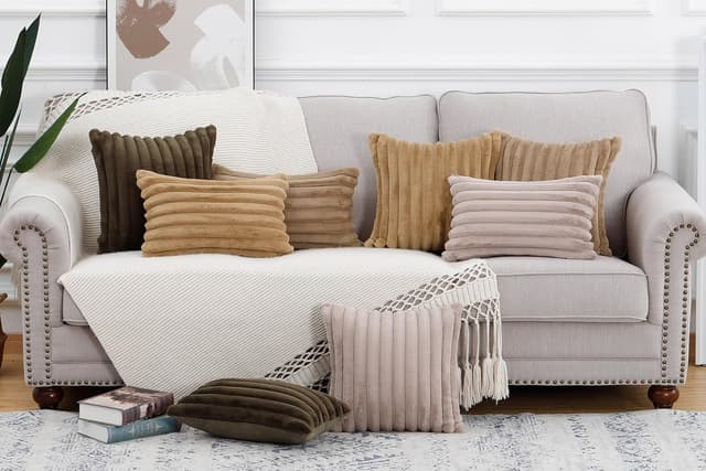 Detalle de Madizz set of 2 faux fur cushion covers (18x18 inch / 45x45 cm) in taupe