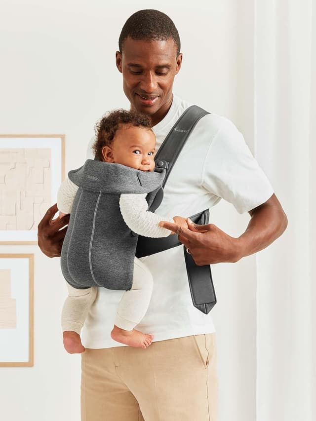 Detalle 1 de BabyBjörn Marsupio Mini Jersey 3D, grigio scuro: comodo per neonati da 0 a 12 mesi