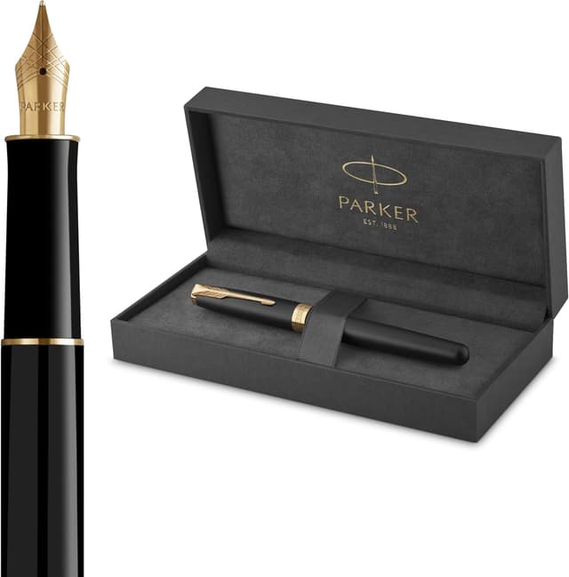 Detalle de Parker Sonnet penna stilografica con laccatura nero opaco e finiture oro, pennino medio