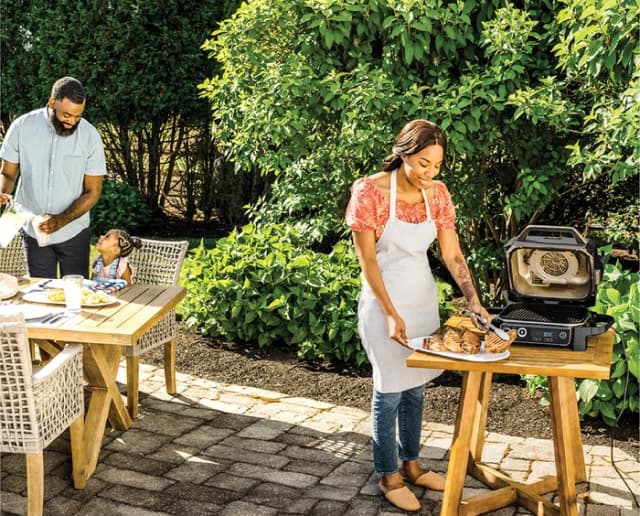 Detalle de Ninja Woodfire Outdoor Grill OG701EU – kompakter Elektrogrill mit Smoker-Box