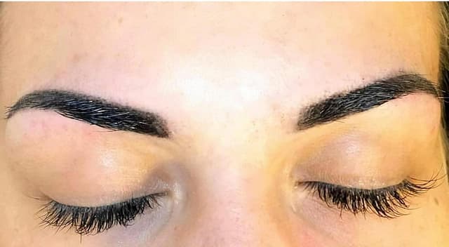 Detalle 2 de Demure Wimpern‑ und Augenbrauenfarbe Set 20+ Anwendungen