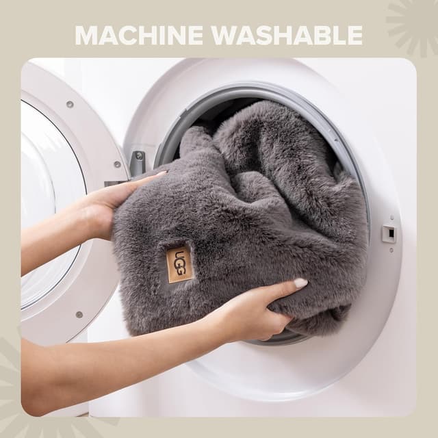 Detalle 2 de UGG Euphoria Faux Fur Throw Blanket (50 x 70-inch) in Charcoal Grey