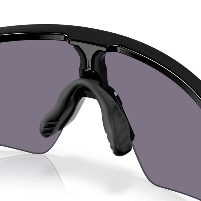 Detalle de Oakley Resistor Sweep: gafas de sol Prizm con montura O’Matter y ajuste cómodo