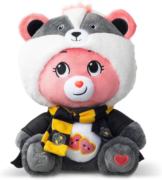 Detalle 2 de Care Bears x Harry Potter Hufflepuff Love-A-Lot Bear 30cm Hoodie Plush (Ages 4+)
