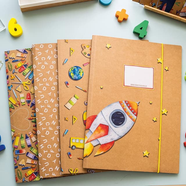 Detalle 2 de Papierdrachen Papierdrachen 4 Schulmappen aus plastikfreiem Karton (DIN A4, Gummiband) – Motiv Aquarell, Set 12