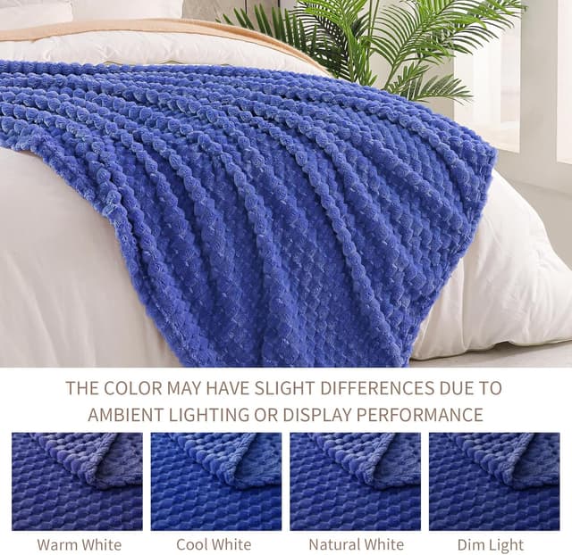 Detalle de Exclusivo Mezcla fleece double size blanket (150x200 cm) in cobalt blue with 3D cloud jacquard