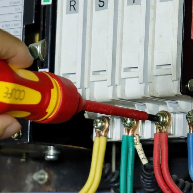 Detalle de Set di cacciaviti elettricista CCLIFE 13 pezzi VDE 1000 V con punte intercambiabili e tester di sicurezza