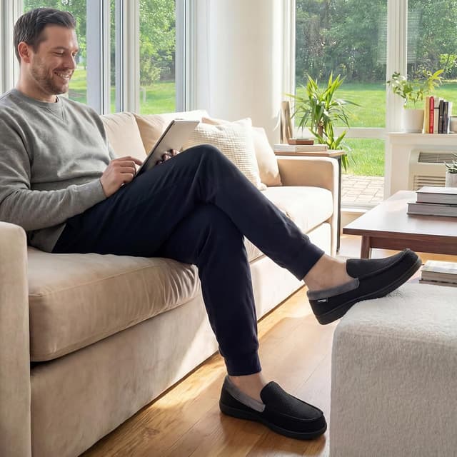 Detalle 2 de HomeTop Men’s Comfort Memory Foam Moccasin Slippers with Breathable Knit Upper