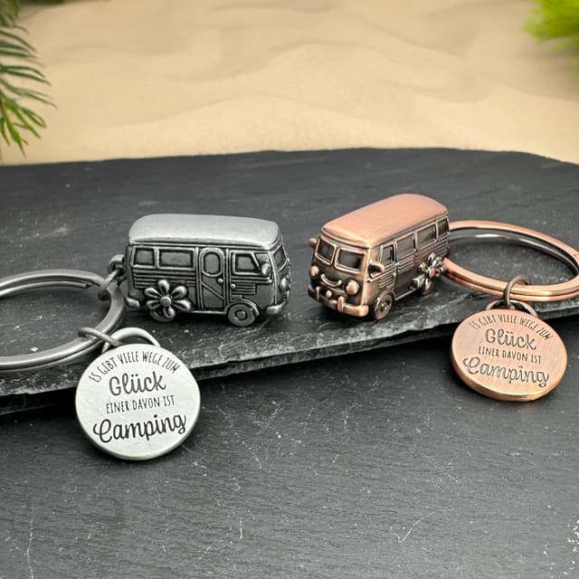 Detalle de LANOLU Schlüsselanhänger „Camping Glück“ – 3D Wohnwagen-/Wohnmobil-Anhänger aus Metall als Camper-Geschenk