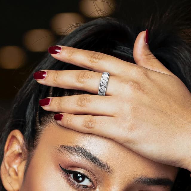 Detalle de OreilleStar Cross Spinner Anxiety Ring for Women (Stainless Steel) — Fidget Thumb Ring, Sizes 5–10