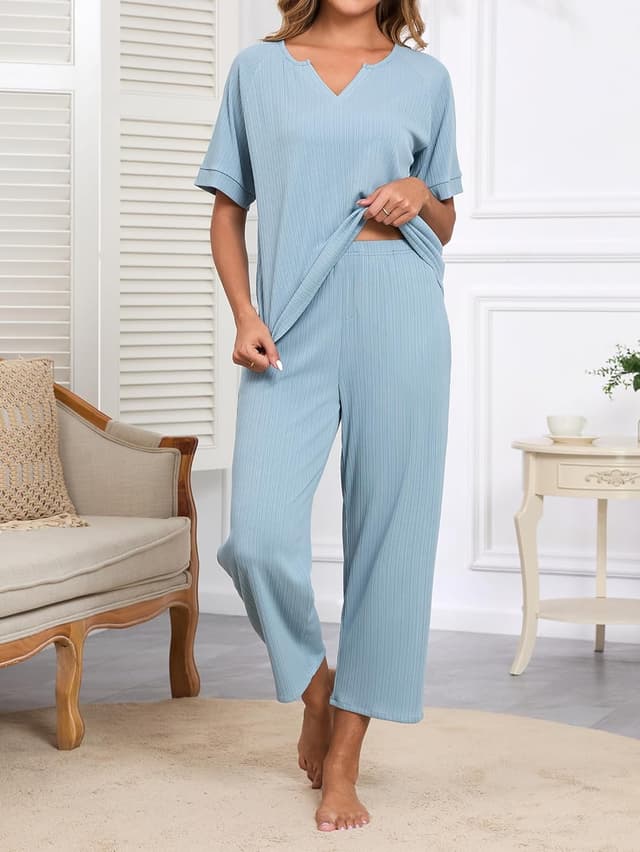 Detalle de Famulily women’s lounge wear set: V-neck short sleeve top & wide-leg trousers with pockets