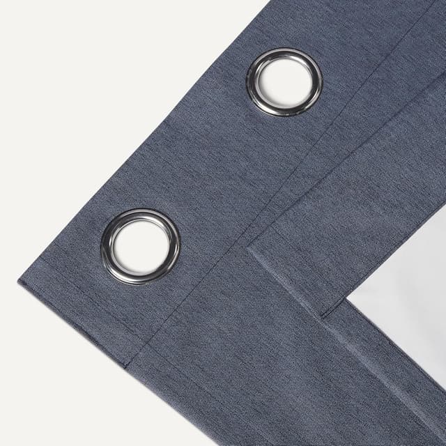 Detalle 2 de Amazon Basics 100% Blackout Eyelet Curtains 132 x 244 cm 🪟