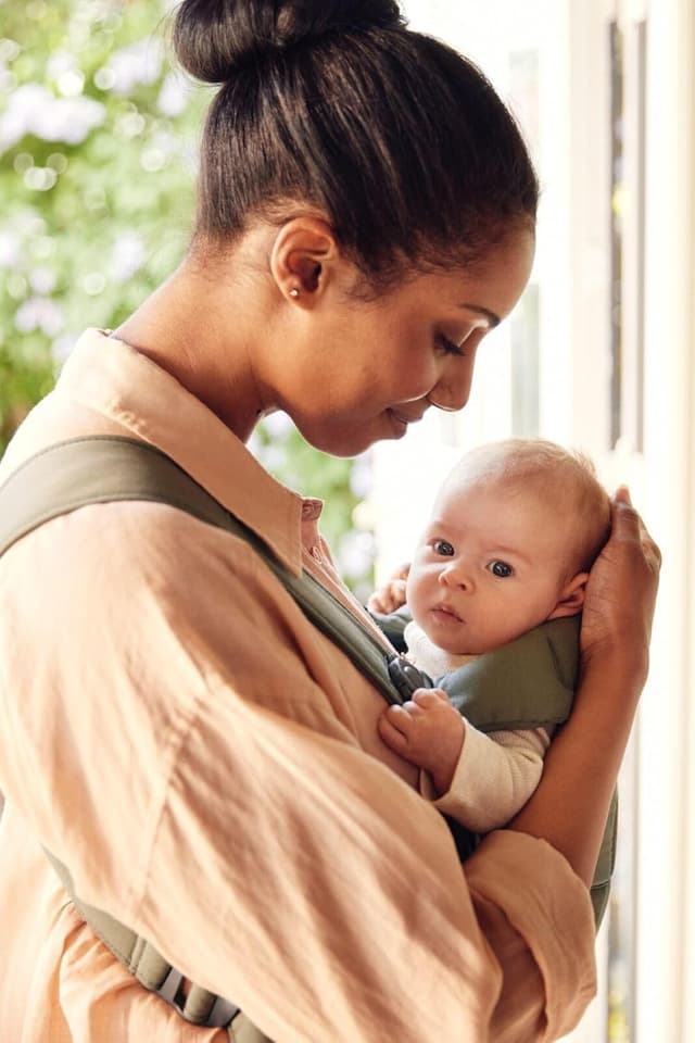 Detalle de BabyBjörn Marsupio Mini in tessuto verde scuro: per neonati e fino a 0-12 mesi