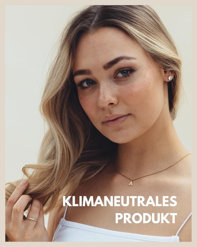 Detalle de GD GOOD.designs collana con iniziali in zirconi placcata oro 18 carati, catena in acciaio inossidabile