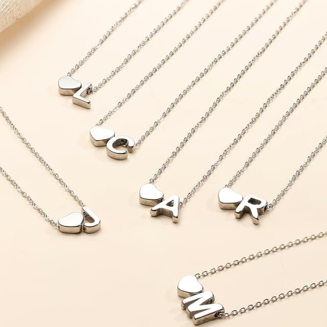 Detalle de LOLIAS Herz-Buchstaben Halskette Damen aus Edelstahl (Silber) mit Initialen & kleinem Herz-Anhänger