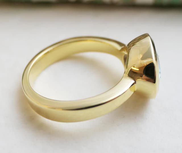 Detalle de Sophia Rose Jewellery Oval Blautopas Ring (8x10 mm) aus Sterlingsilber vergoldet – Größe US 7