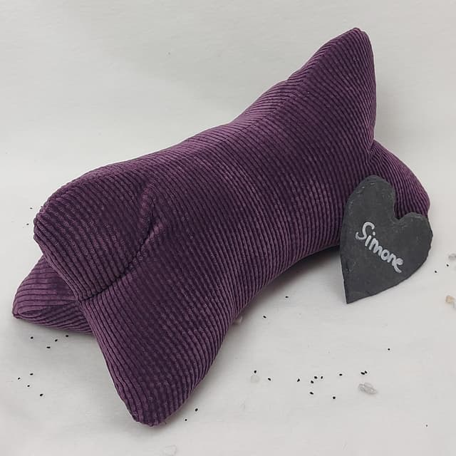 Detalle de Leseknochen Nackenkissen aus Cord (lila) – bequem, waschbar & handgestopft aus Deutschland