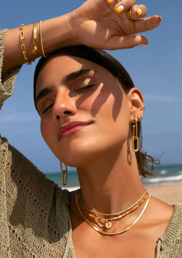 Detalle de SINGULARU Mini Medallion Letter, colgante letra L en plata 925 💍