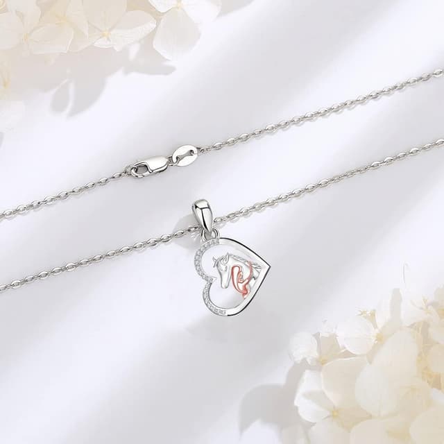 Detalle 1 de Yuluzeln Pferdehalskette mit Herz-Anhänger für Mädchen und Erwachsene – versilbert, nickelfrei, mit Geschenkbox