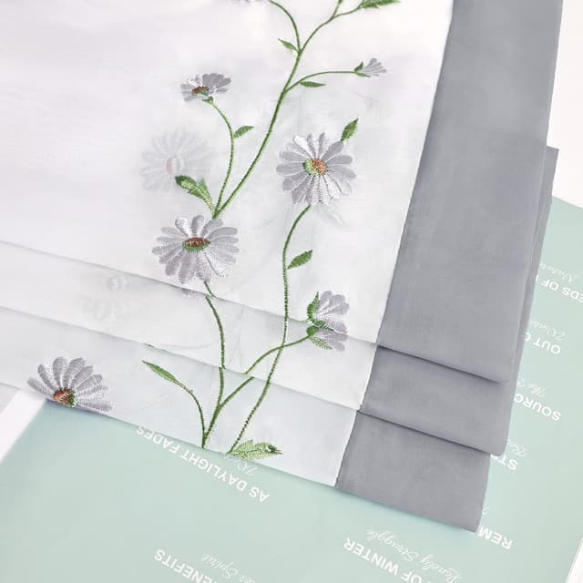 Thumbnail 6 de Rideau brise-bise brodé Yujiao Mao, petites marguerites grises, semi-transparent (60x120 cm)