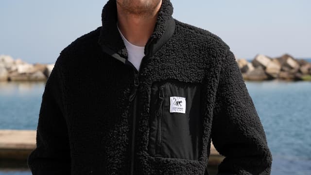 Detalle de Surf Monkey giacca sherpa in pile con zip e tasca sul petto, riciclata, vestibilità classica