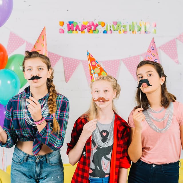 Detalle 2 de YAXINRUI 120-Pack White Mardi Gras Beads (33 in) Round Throw Beads for Parties & Parades