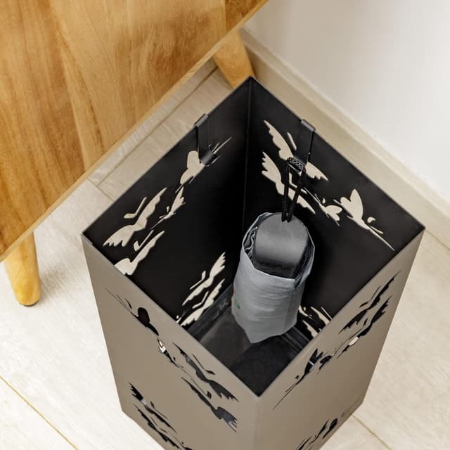 Detalle 2 de Baroni Home Portaombrelli Quadrato in Metallo Nero con Intaglio Rettangolare e Vaschetta Scolapioggia Rimovibile